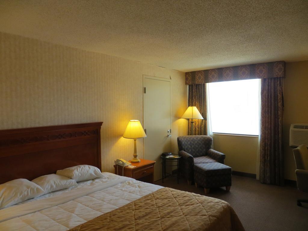 Gateway Hotel Dallas Park Central Room photo