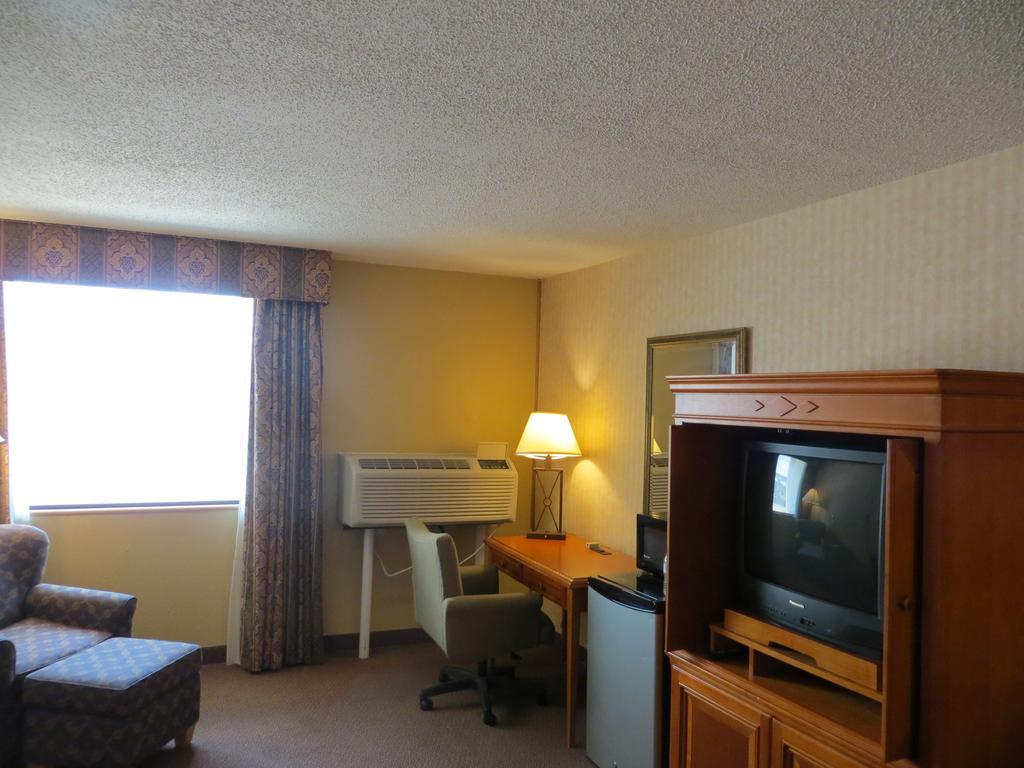 Gateway Hotel Dallas Park Central Room photo