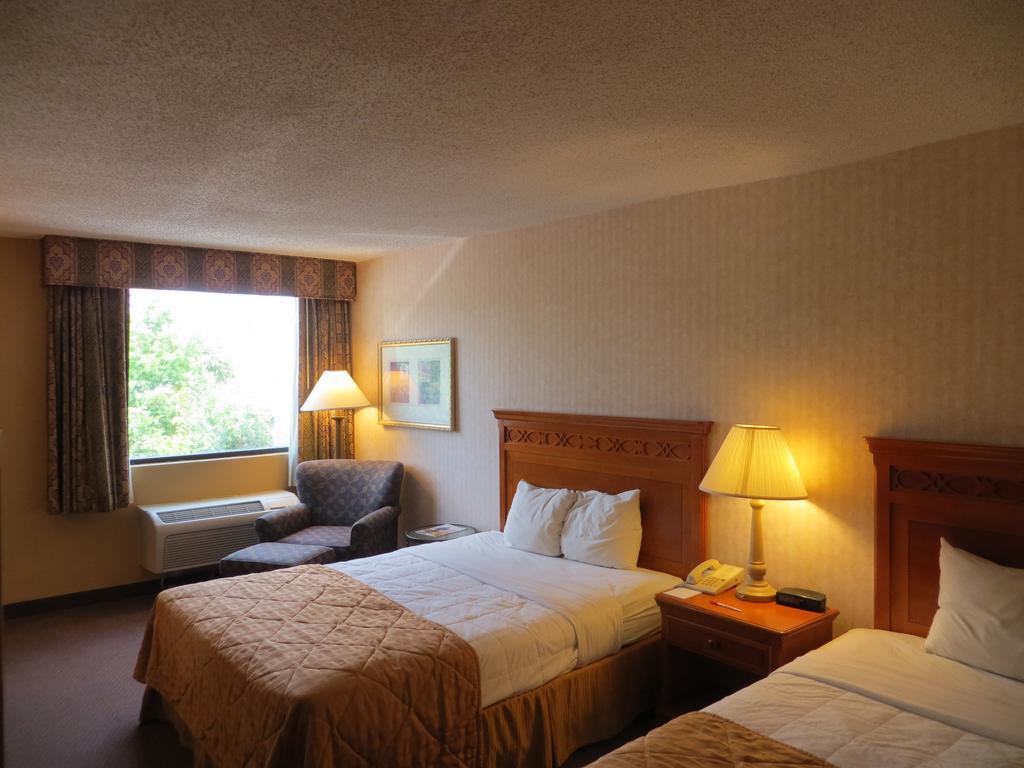 Gateway Hotel Dallas Park Central Room photo