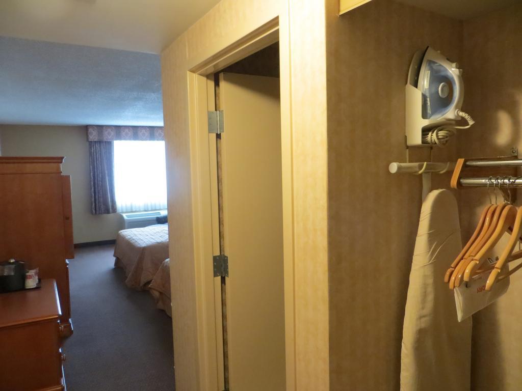 Gateway Hotel Dallas Park Central Room photo