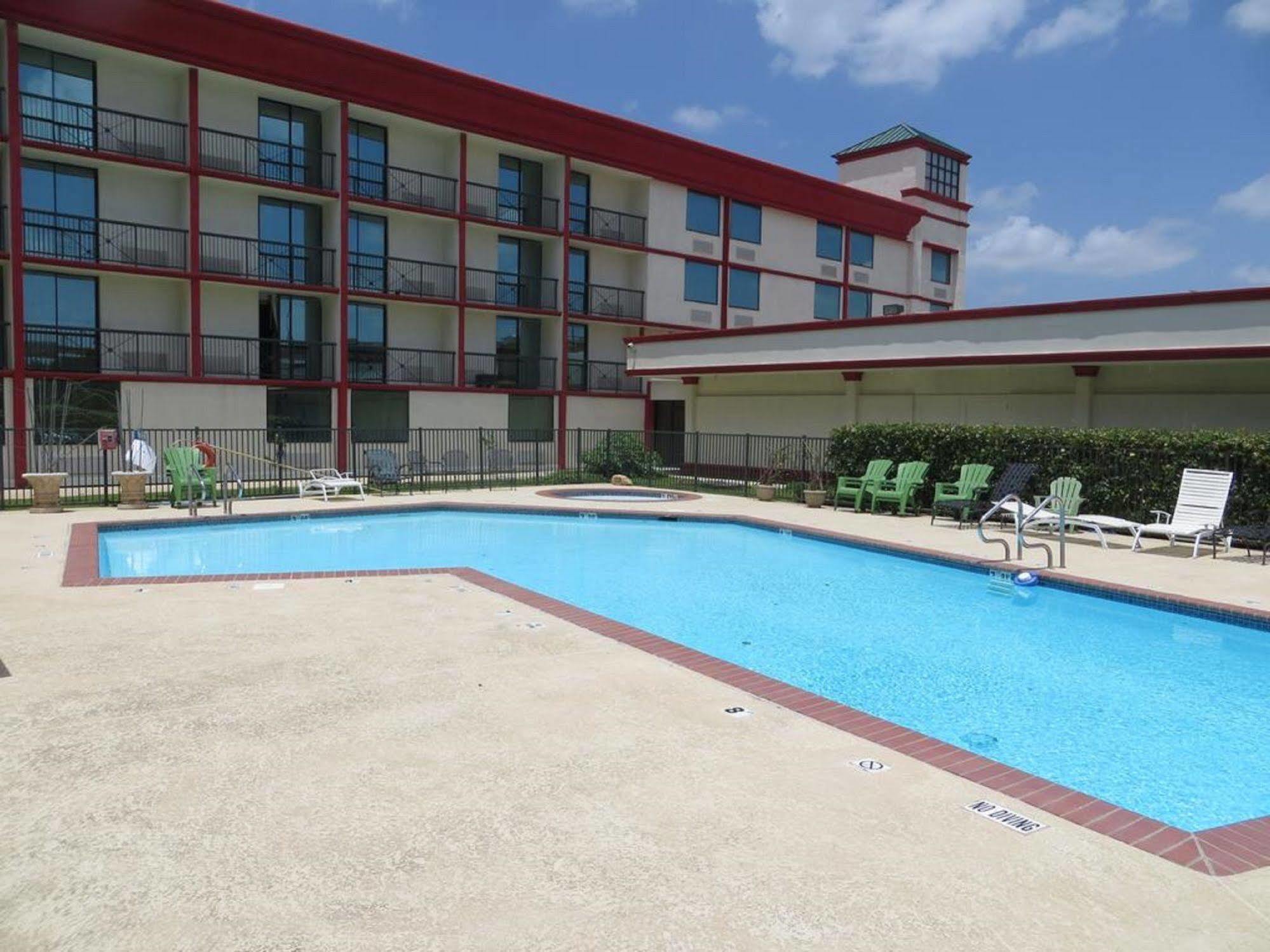 Gateway Hotel Dallas Park Central Exterior photo